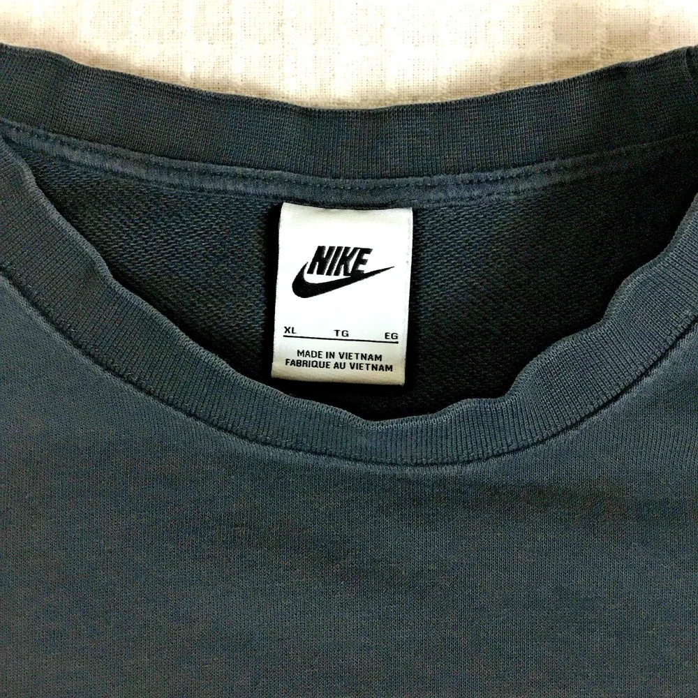 Nike Air Kids XL Black Grey Iridescent Logo Crewneck Sweatshirt‎ Pullover